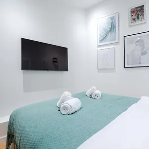 https://beautiful-apartment-in-marais-with-ac.fr-paris.fr